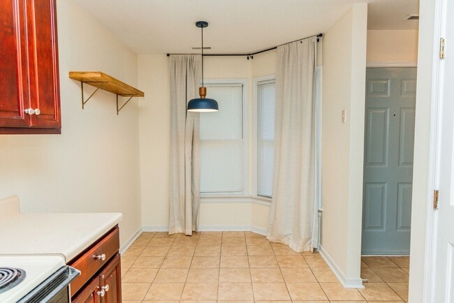 Building Photo - Lovely 3 bedroom, 2.5 Bathroom townhouse s...