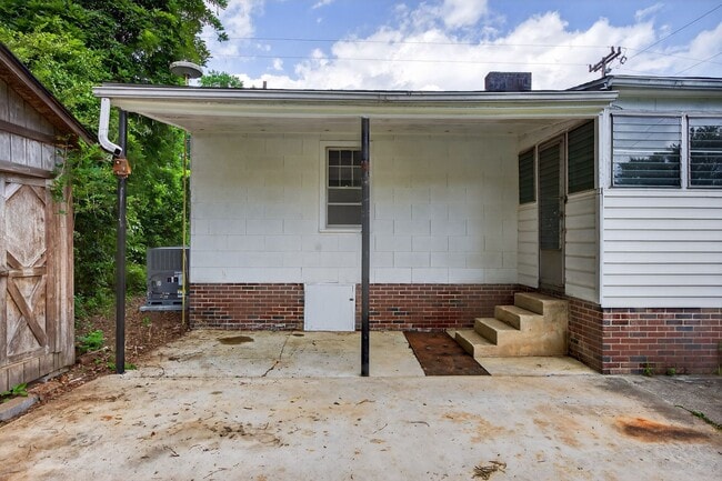 Building Photo - 2 Bedroom, 1 Bathroom House in Madison!