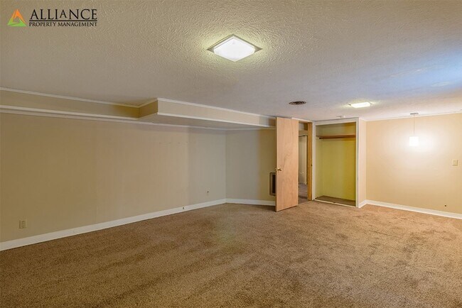 Building Photo - 1526 Jarvis Dr