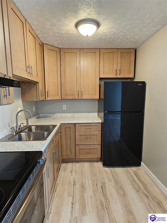 Building Photo - 608 N Woodland Dr