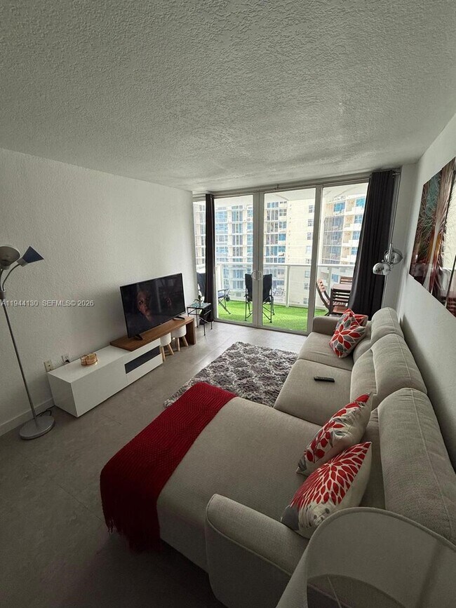 Building Photo - 3140 S Ocean Dr