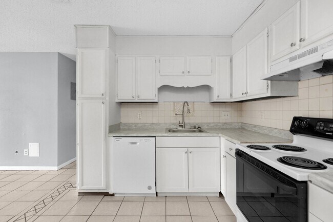 Building Photo - 3353 Greenbriar Circle, Unit B