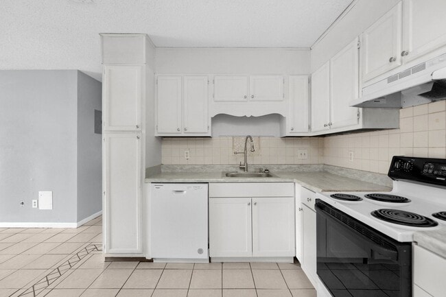 Building Photo - Fresh, Cozy, & Totally Updated — Move Righ...