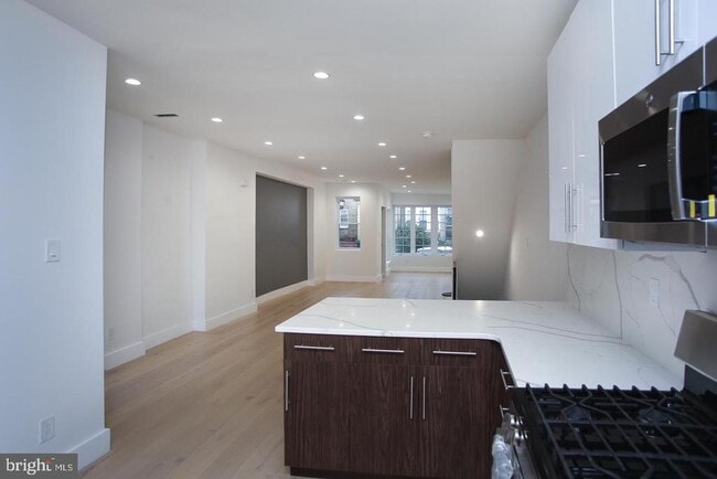 Building Photo - 5844 Fernwood St