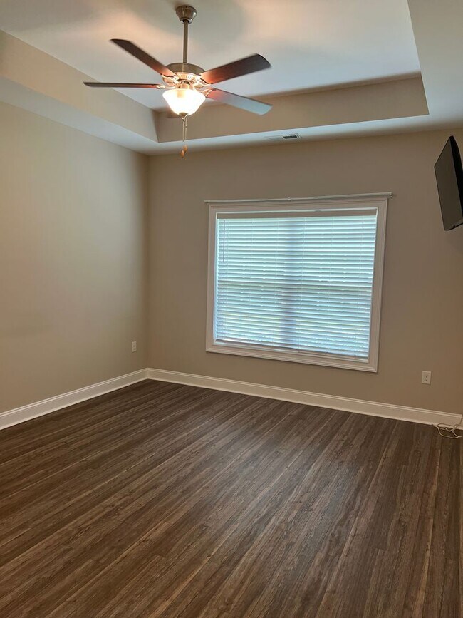 Building Photo - BEAUTIFUL 3 bedroom 2 bath home on a corne...