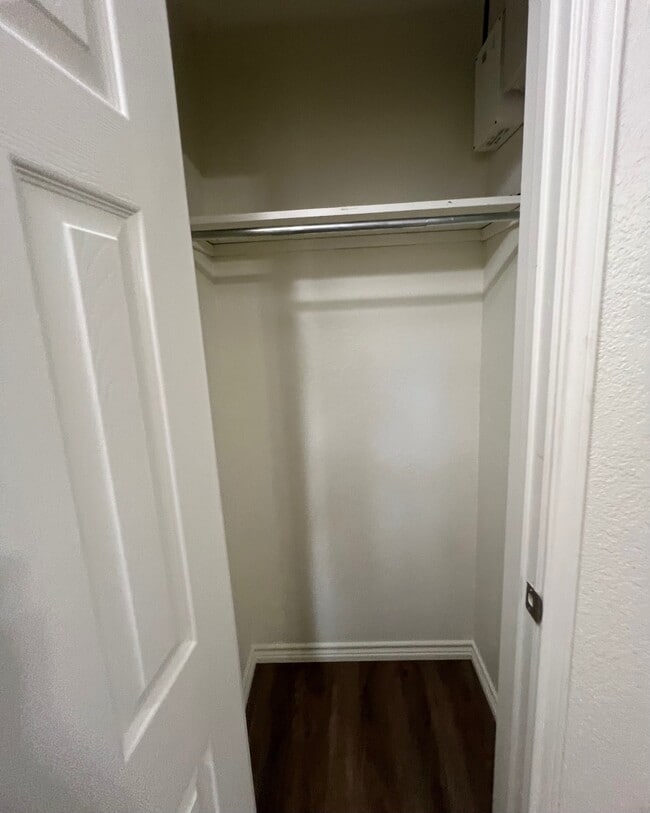 Building Photo - 1102 Dierks St