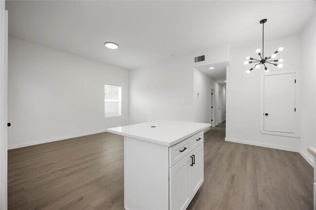 Building Photo - 330 Clearwater St
