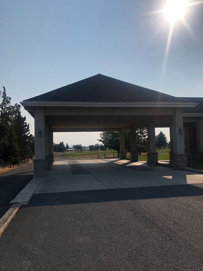 Building Photo - Spacious Redmond Estate on 14 Acres – 4,300+ Sq Ft, Pastures, 4-Car Garage