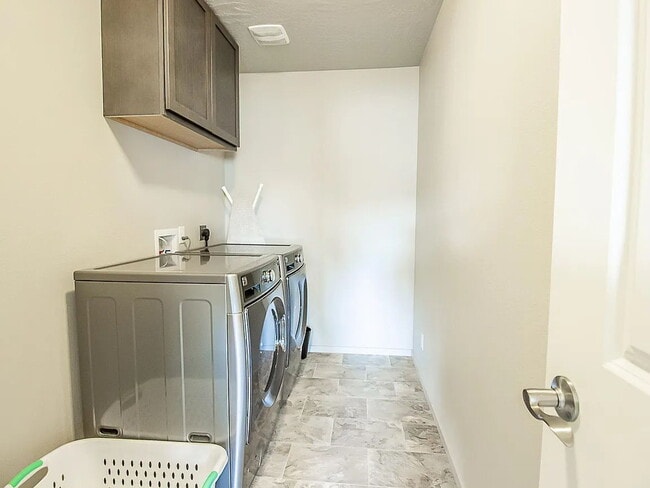 Building Photo - Beautiful 4BR, 2.5BTH, 3-Story Home in Post Falls