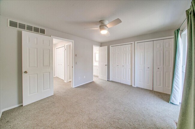 Building Photo - Bright & Stylish Townhome in the Heart of ...