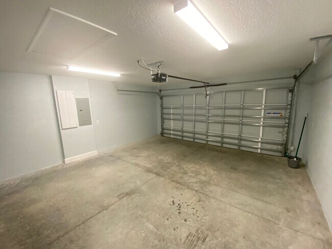 Building Photo - Beautiful, Newer Constructed, Unfurnished, Family Friendly, ANNUAL LEASE In Summerfield