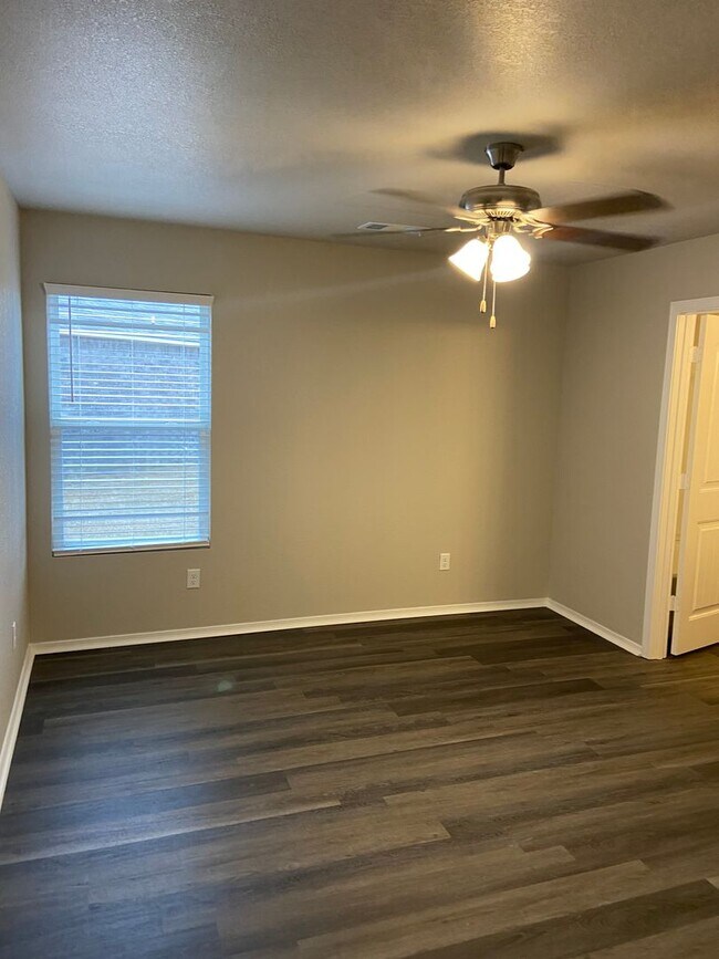 Building Photo - *St Patrick's Day Deal!* Three Bedroom | T...