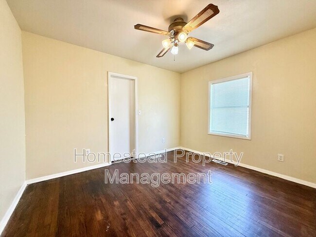 Building Photo - 2141 SW 45th St