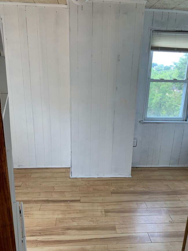 Building Photo - 3 bedroom 1 bath deck and yard