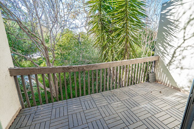 Building Photo - Cozy 2 Bedroom Condo in Valencia!