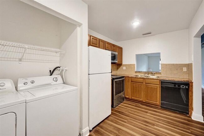 Building Photo - 2518 Riverside Dr