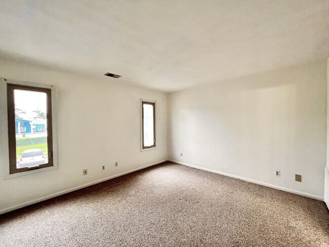 Building Photo - 622 Pinewood Dr