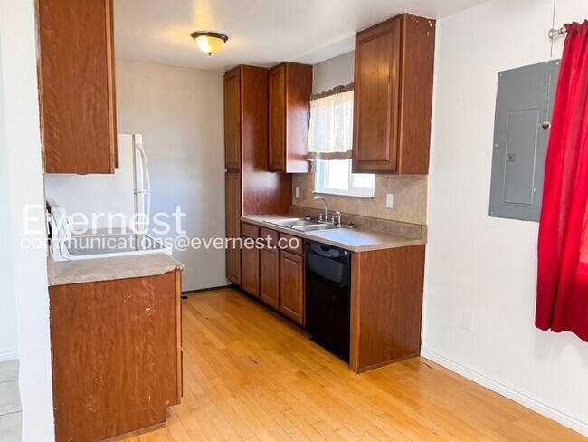 Building Photo - 3 Bed/2 Bath Home with Fenced Yard & Garage / Available Soon!