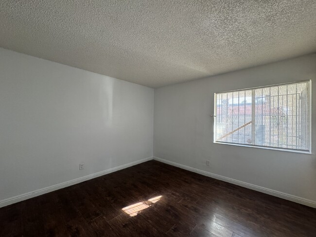 Building Photo - Spacious 3-Bed, 1-Bath Condo with Granite ...