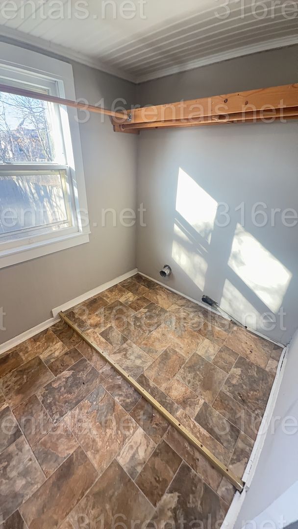 Building Photo - $1100 - 2 bedroom / 1 bathroom - Single Family Home