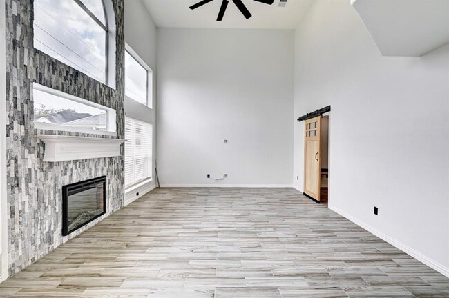 Building Photo - 12915 Stratford Heights Dr