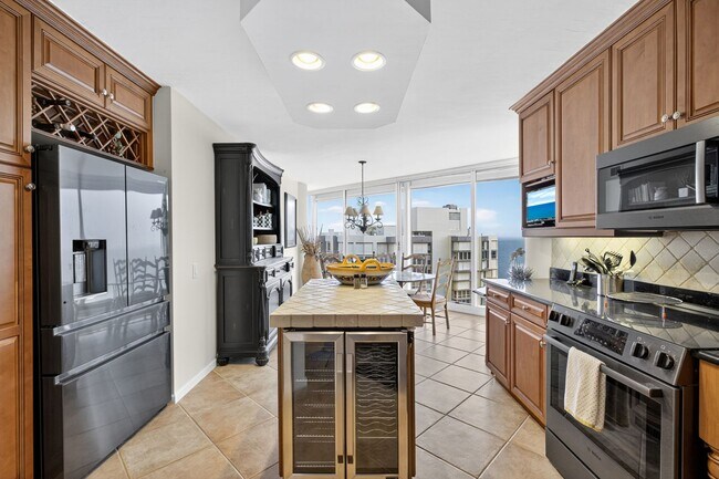 Building Photo - Rare 18th-Floor 3 bed, 3 bath Beachfront C...