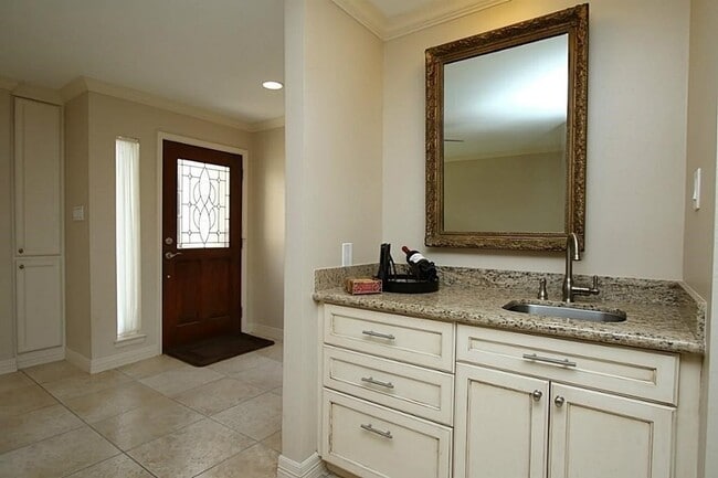 Building Photo - 5228 Woodlawn Pl