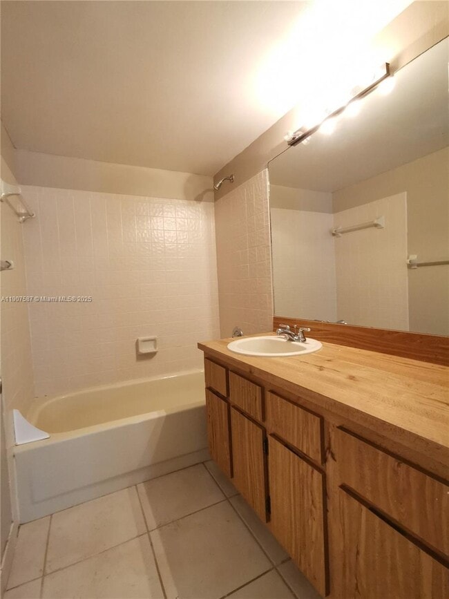 Building Photo - 10179 Twin Lakes Dr