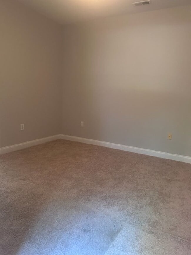 Building Photo - 3 Bedroom Condo in Desireable Dilworth!