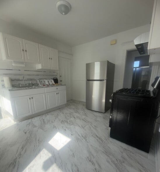 Building Photo - 831-833 William Street, 2