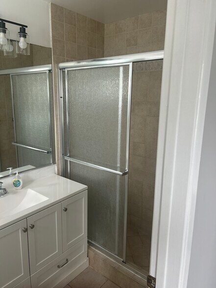 Building Photo - 299 Robinhood Ln