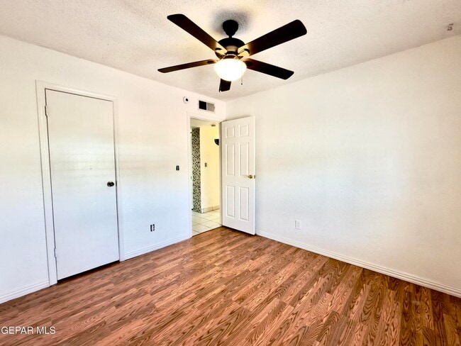 Building Photo - 3217 Funston Pl