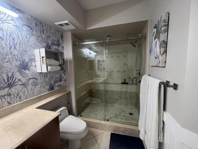 Building Photo - 401 SW 4th Ave