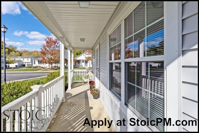 Building Photo - 1860 Meadowlawn Dr