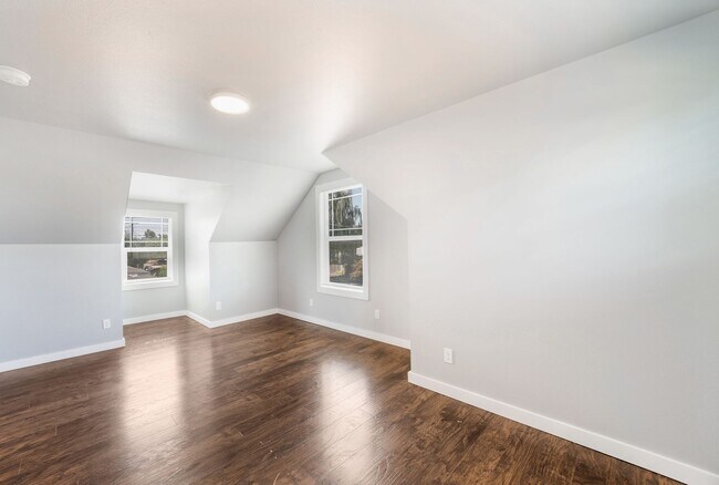 Building Photo - 415 S 11th St