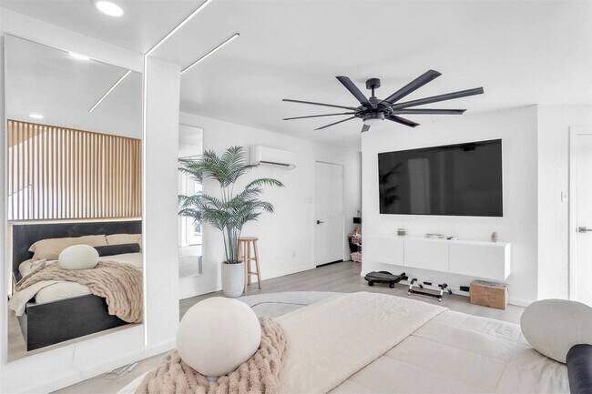 Building Photo - 9821 Walnut St