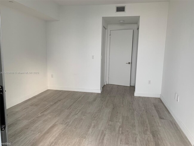 Building Photo - 1 br, 1.5 bath Condo - 45 SW 9th St Apt 4009