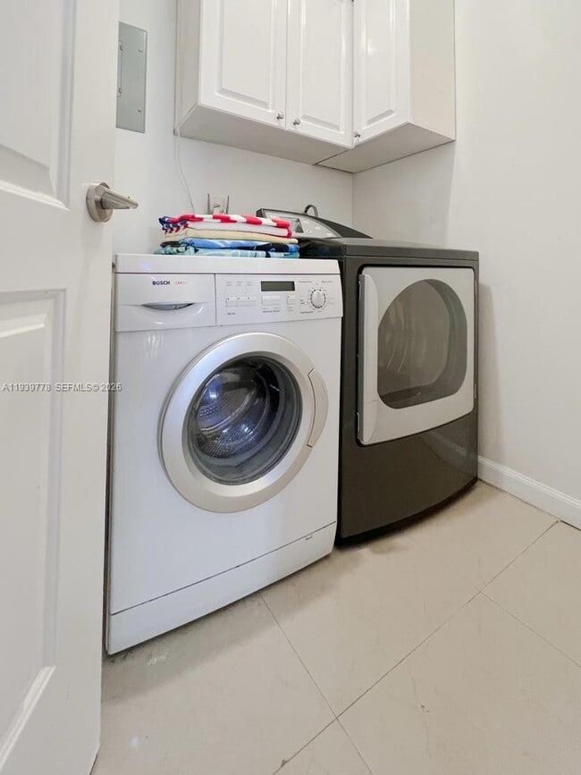 Building Photo - 2539 Thomas St