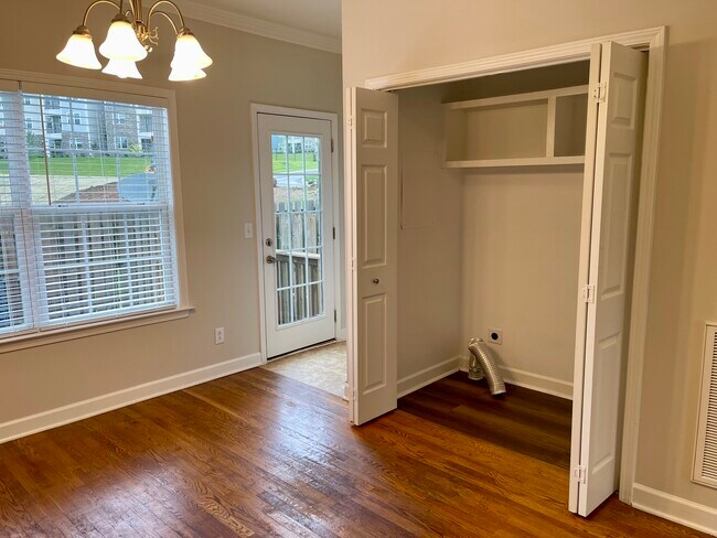 Building Photo - 1047 McKenna Dr