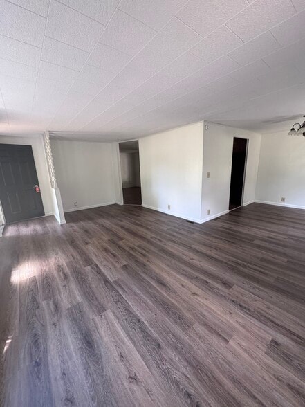 Building Photo - 2300 Sun Valley Cir