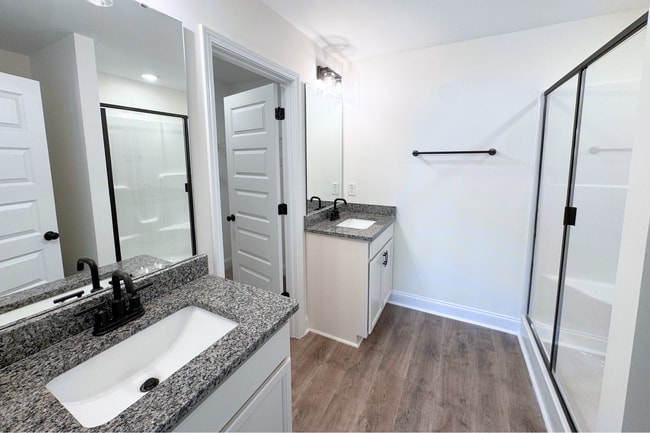 Building Photo - MOVE IN READY -3 Bed, 2.5 Bath 1 car garag...