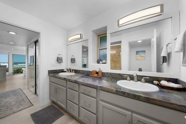 Building Photo - 3901 Ocean Front Walk