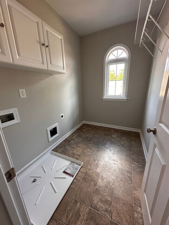 Building Photo - 4 bedroom 2.5 Bath