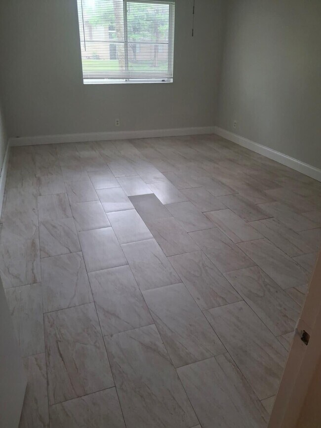 Building Photo - 9833 Westview Dr