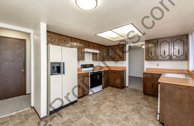 Building Photo - 4 bedroom 2.5 bathroom Home