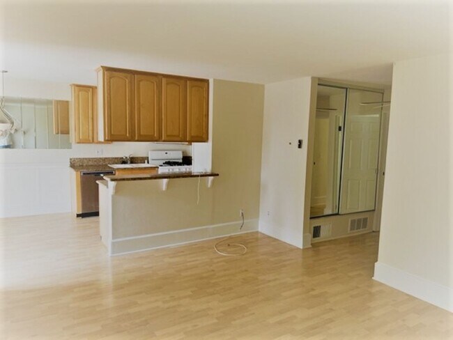 Building Photo - Vacant and Ready, Del Mar Bluffs, West of I-5, Minutes to Beaches and Del Mar