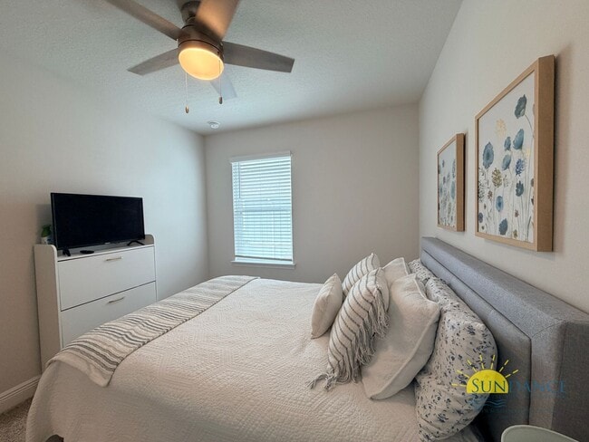Building Photo - Stunning 3 Bedroom Townhouse in Brittany Oaks!