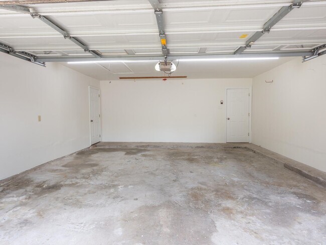 Building Photo - 2931 Valley Rose Dr