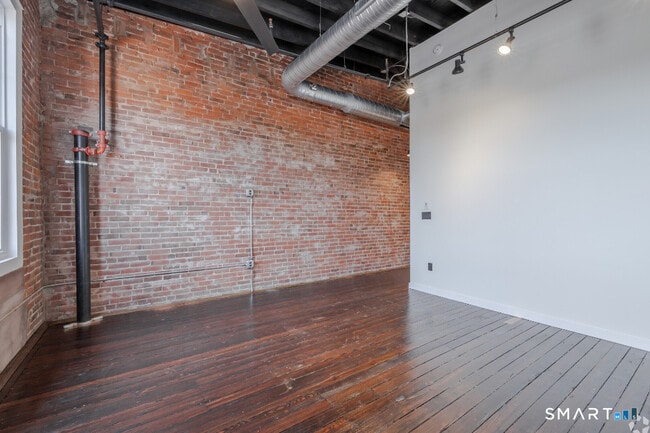 Building Photo - 424 Main St