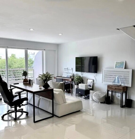Building Photo - 3121 Commodore Plz